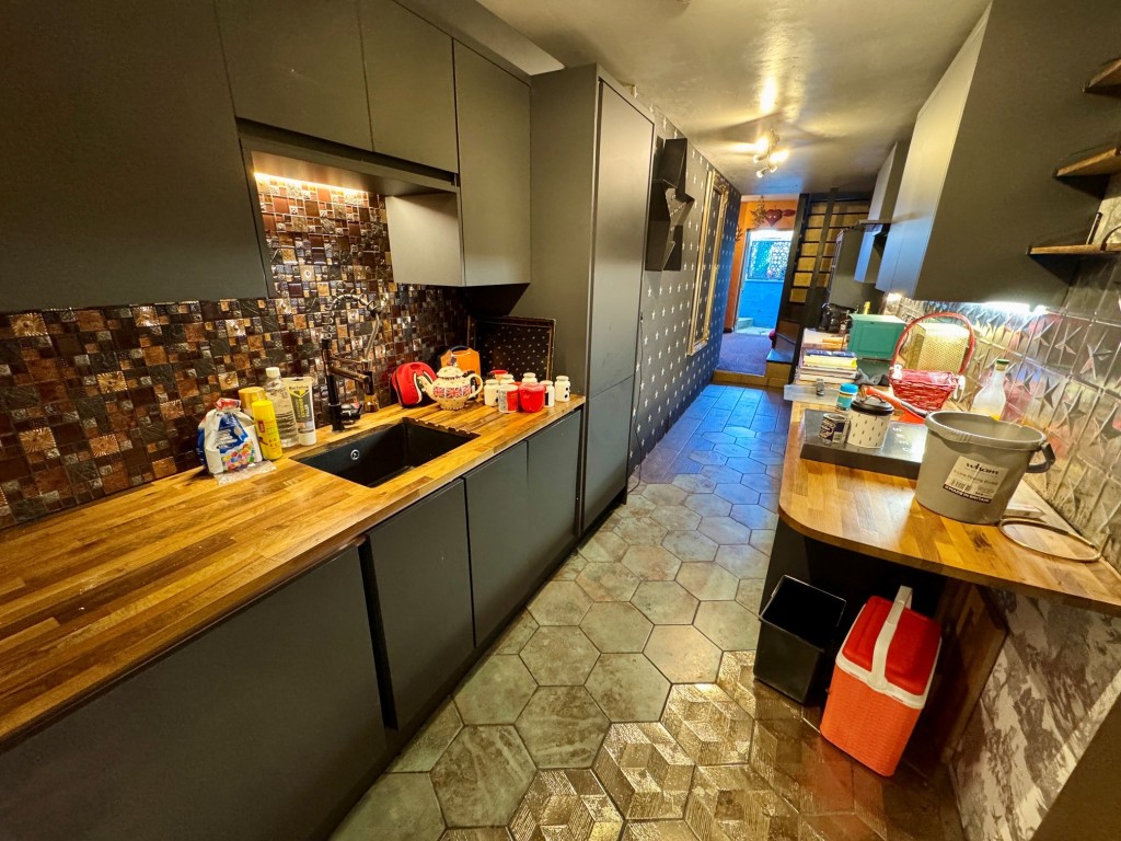 Lot: 53 - ONE-BEDROOM MAISONETTE CLOSE TO AMENITIES - Kitchen alternative view